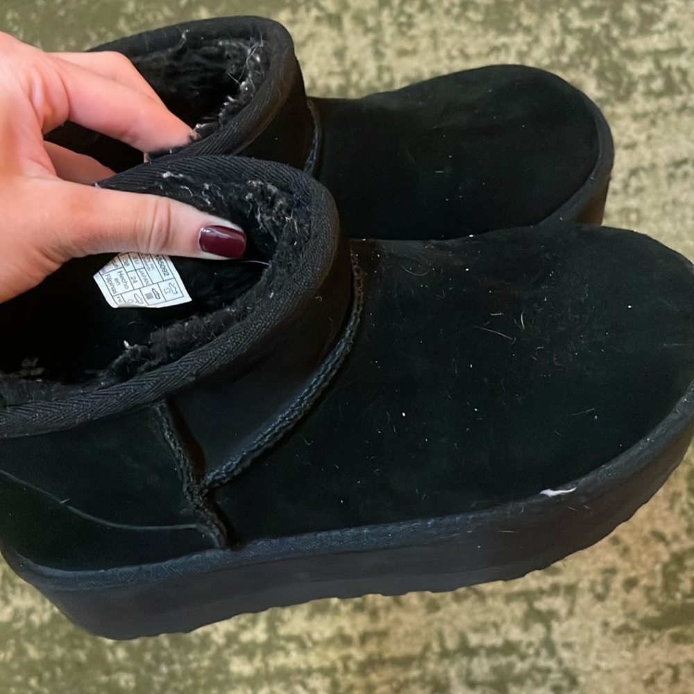 Size 7 black platform UGGS￼